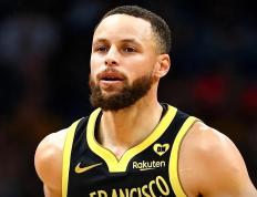 问鼎娱乐-库里回归赛场，回归赛场首场状态亮眼，雄鹿观众沸腾！的简单介绍