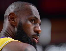 问鼎国际-詹姆斯迎来十二赛季高光表现，雄鹿球迷沸腾！的简单介绍