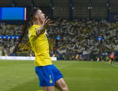 问鼎国际-C罗爆冷击败塞尔维亚队，战术调整引爆全场！的简单介绍