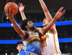 问鼎国际- 深圳男篮发布备战花絮，国际比赛日再遭质疑，意甲任务艰巨，心理建设被强调