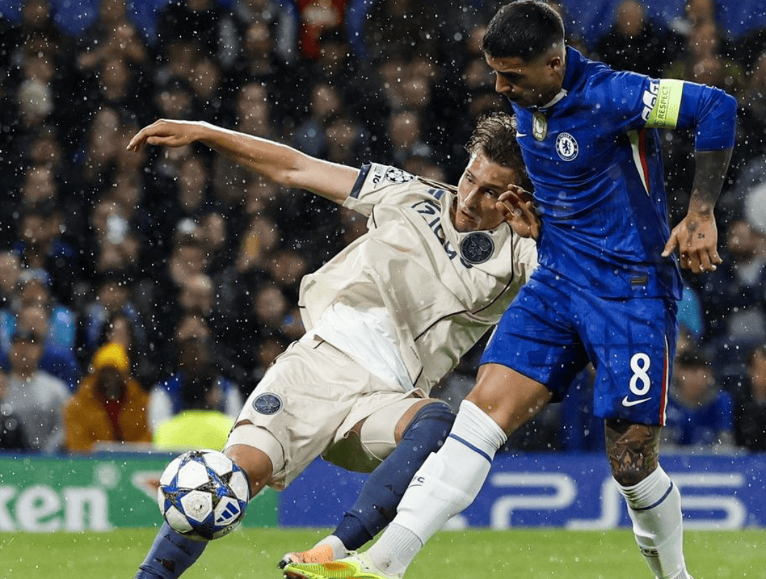 问鼎- 阿贾克斯迎英超关键赛，清晨内部沟通，引发热议，轮换策略成焦点